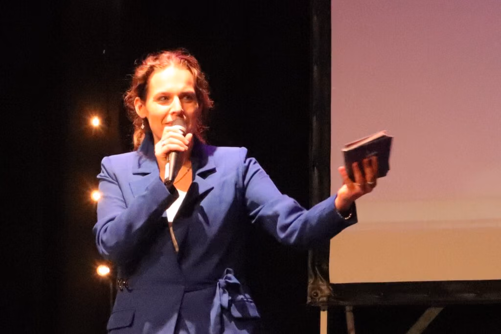 Presentatrice Daisy van Sommeren. Daisy presenteert. Dagvoorzitter en Spreker